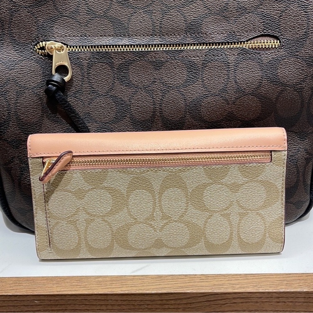 Coach Slim Trifold Wallet In Signature Canvas
IM/Light Khaki/Faded Blush - Picture 11 of 16